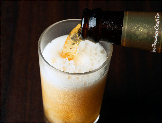 ビールを注ぐ